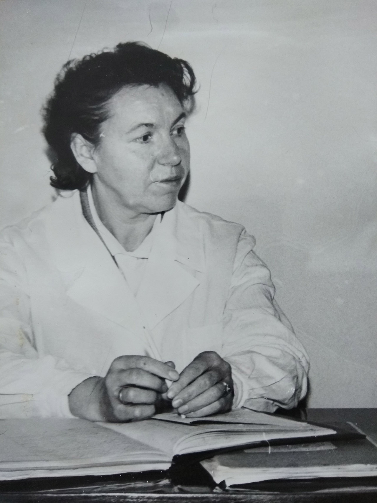 Старший врач больницы Дешко Екатерина Васильевна за работой, 1987 год.