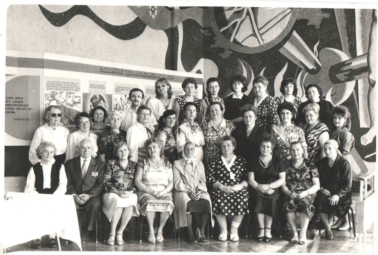Дешко Екатерина Васильевна (в центре) с ветеранами труда, 1988 год.