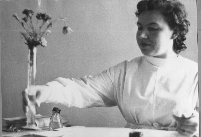 Врач 23-го отделения Дешко Екатерина Васильевна на рабочем месте,  1960 год