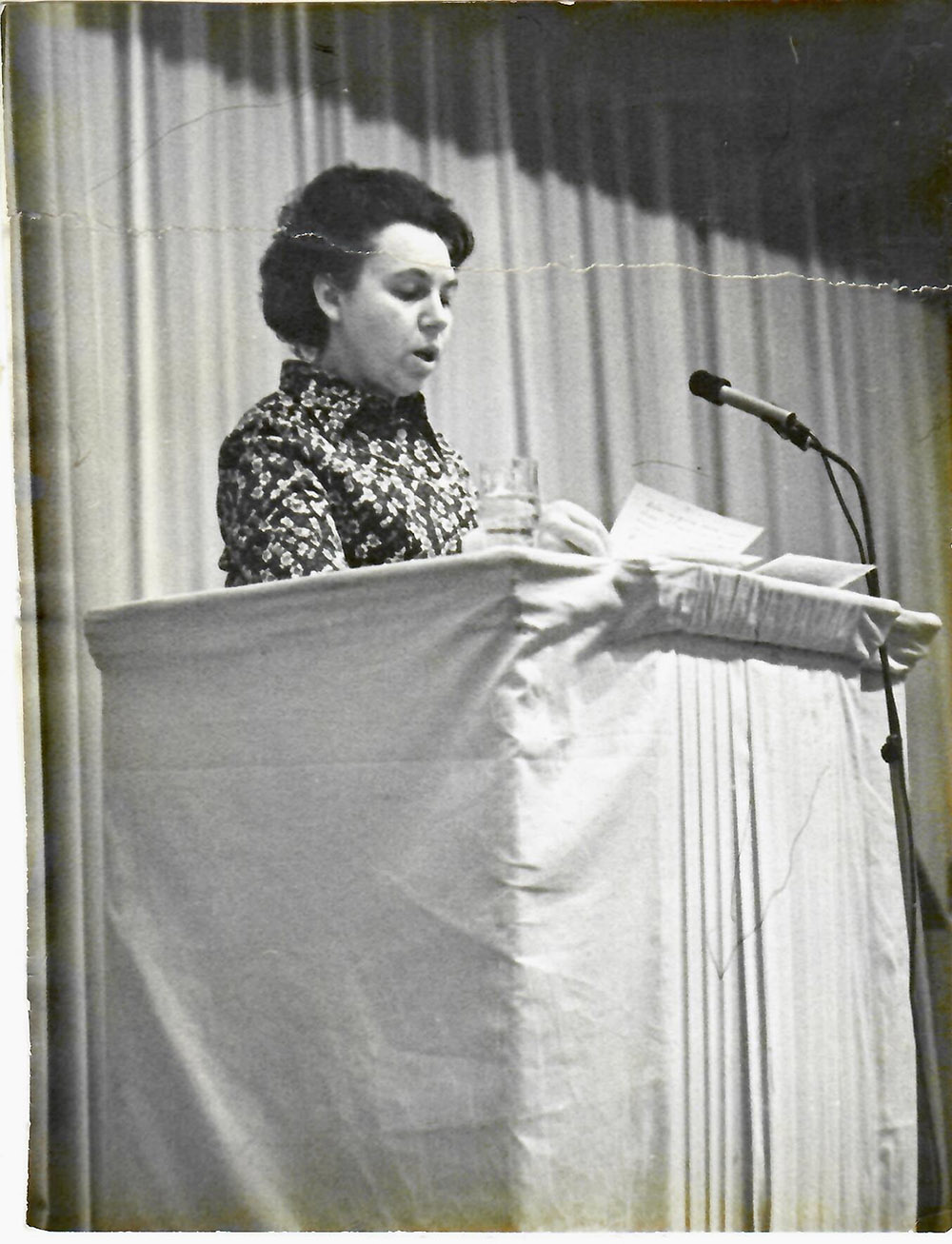 За трибуной секретарь партийной организации больницы Дешко Екатерина Васильевна, 1976 год