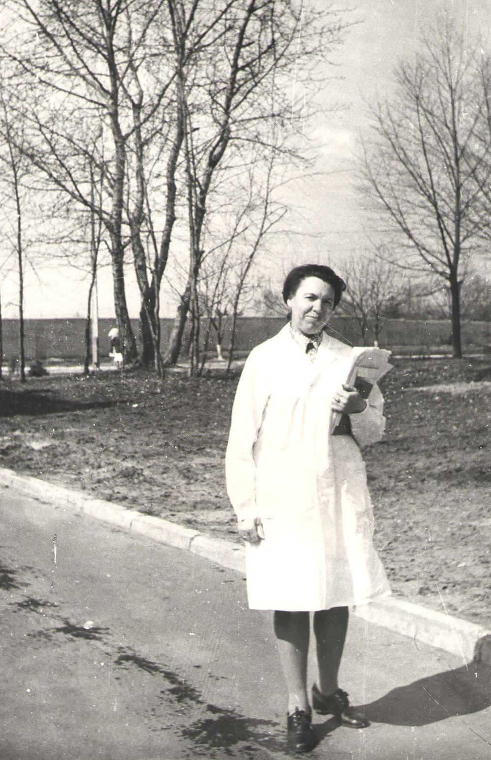 Старший врач больницы Дешко Екатерина Васильевна на территории больницы, 1986 год.
