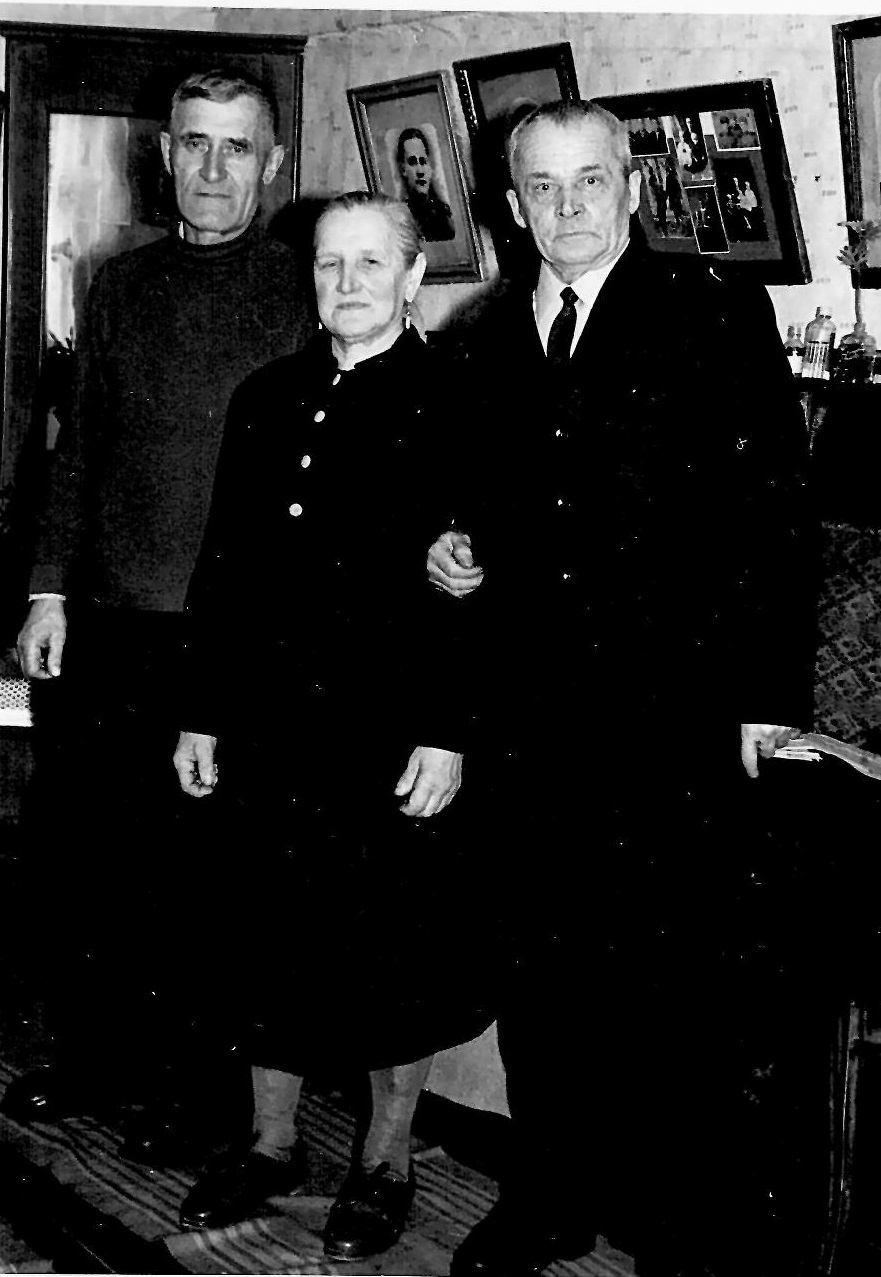 Основатели династии -  Кривицкая Евгения Викентьевна (в центре), работала санитаркой в довоенное время и Кривицкий Иосиф Иванович (справа), работал рентгенолаборантом с 1962 по 1973 годы.