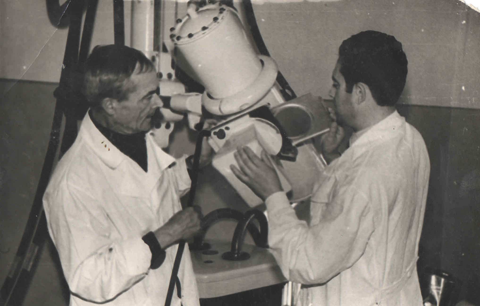 Рентгенолаборант Кривицкий И. И. (слева) и  заведующий рентгеновским отделением Лурье Зиновий Гилевич (справа), работал с 1962 по 1990 годы.