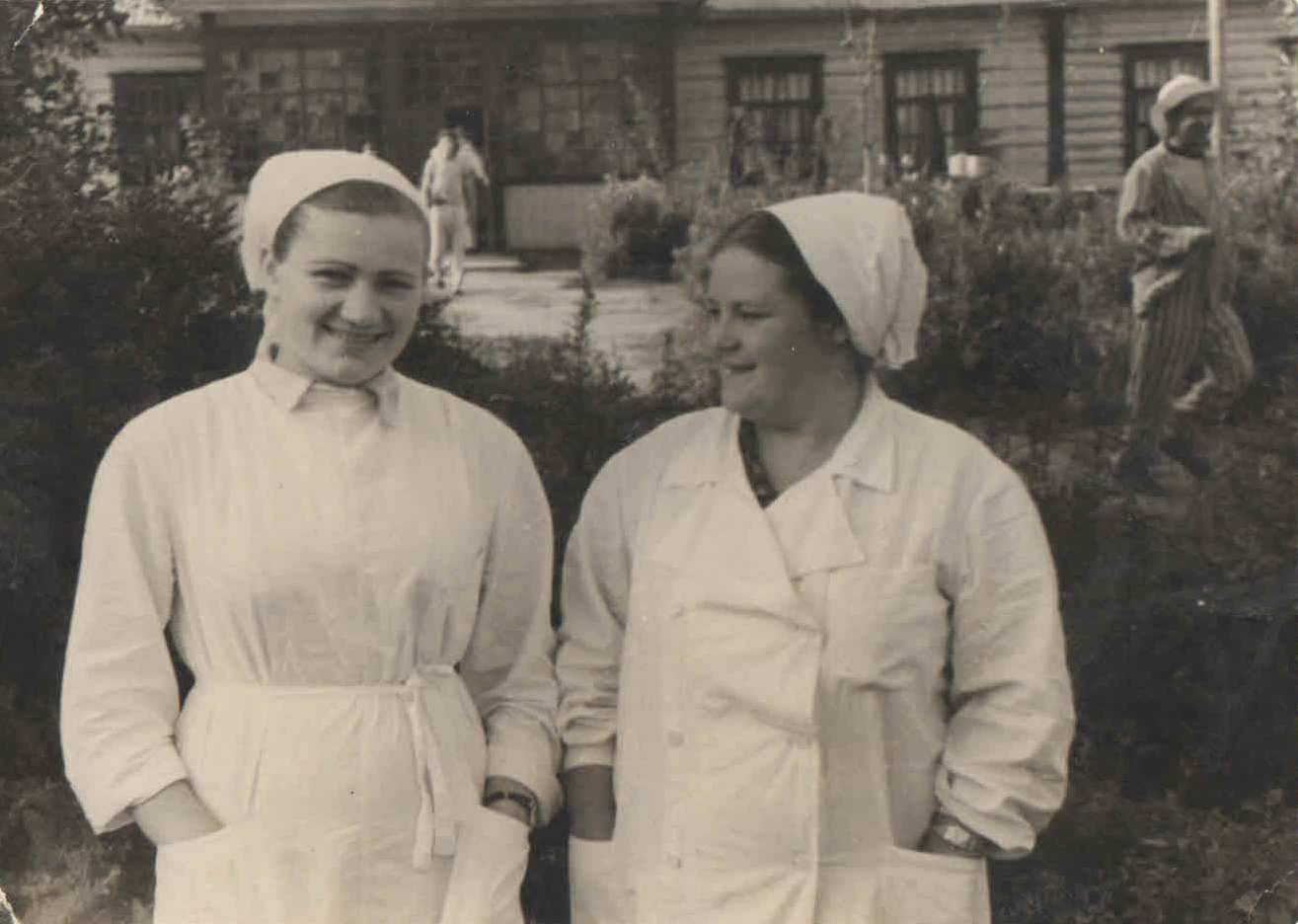 Жена сына Кривицкого И. И. - Крижевицкая Валентина Федоровна (справа), работала медсестрой 13 отделения с 1958 по 1999 годы.