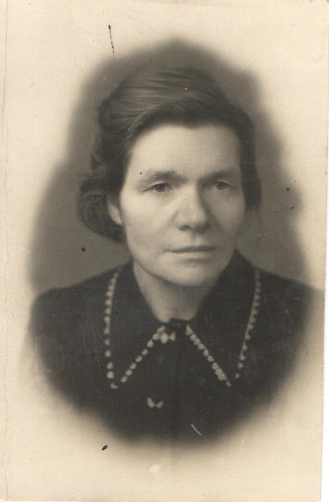 1.	Колоницкая Ева Кондратьевна работала в больнице с 1919 по 1974 г.г. (санитарка, сестра-хозяйка, экономка, медсестра, старшая медсестра)