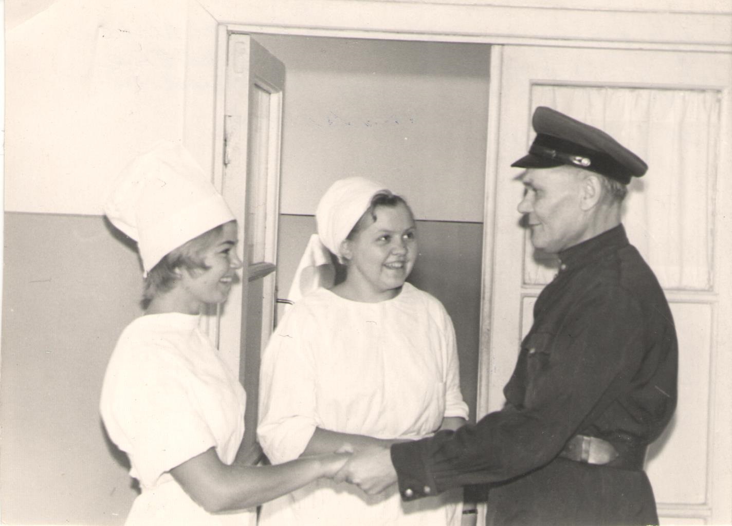 Дочь Колоницкой Н.М. Шабан Светлана Николаевна (в центре), отделение ветеранов войны