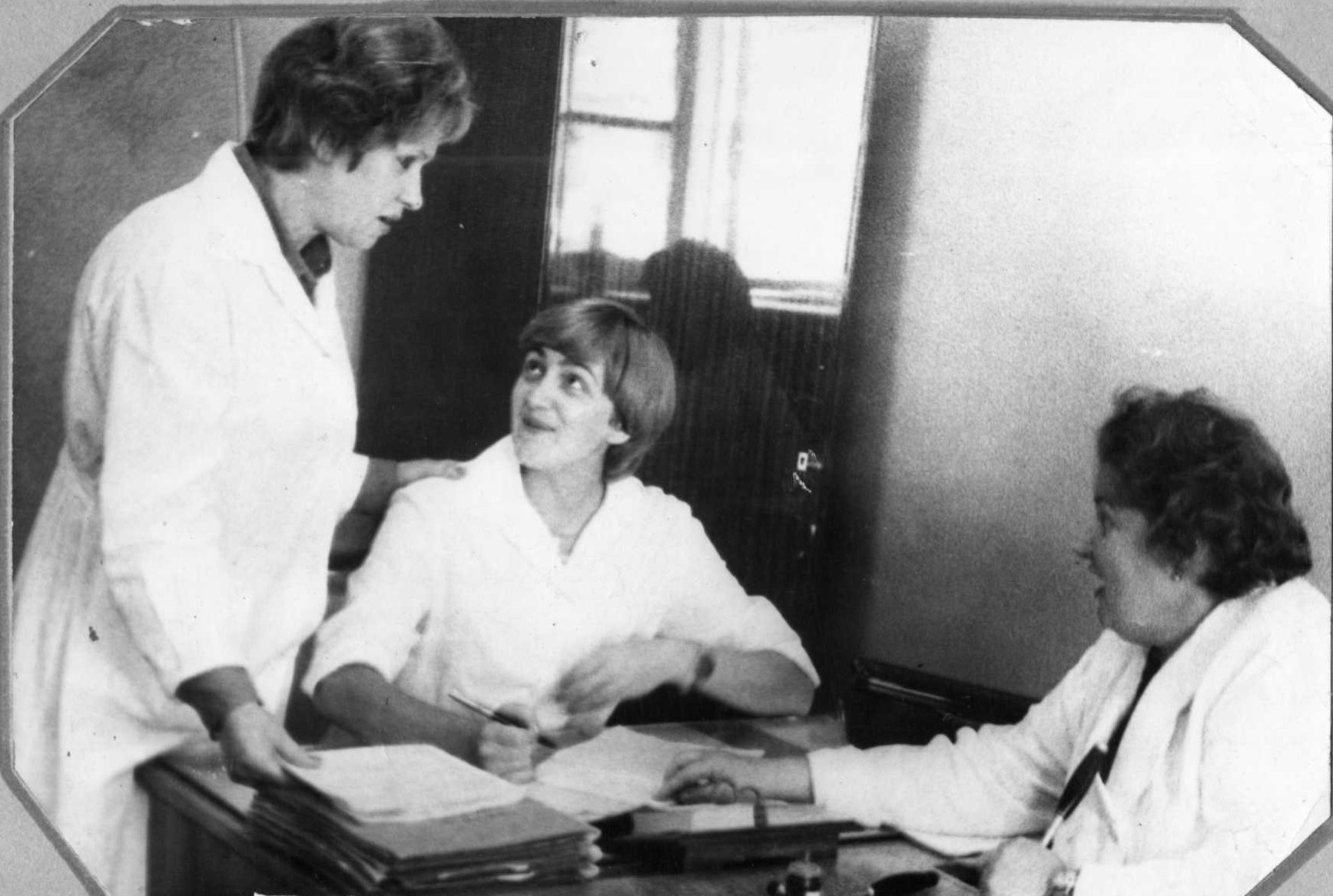 Заведующая отделением Васильева Л. И., врач-психиатр Сивак Т. А., врач-невропатолог Спиридонова Е. Н.(слева направо) обсуждают тактику лечения пациента, 1975 год.