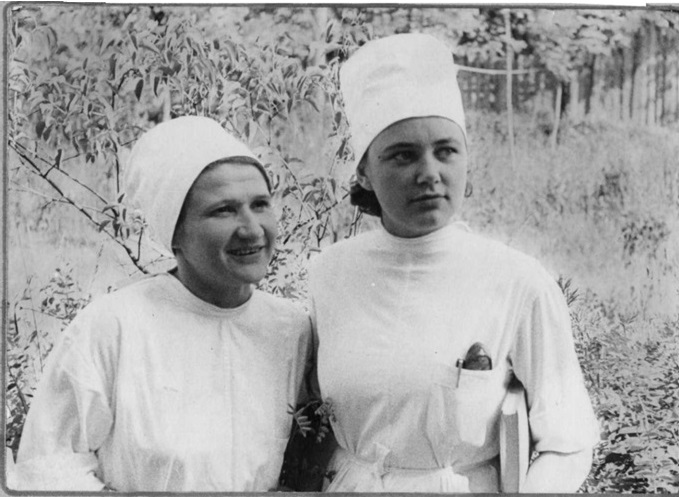 Медсестры Соболевская А. А., Каковина Л. Н. (слева направо), 1958 год.