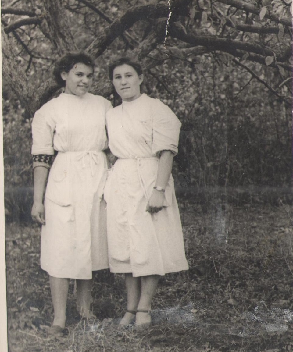 Медсестры Харитонович Г. Г.,  Волчок Л. В., (слева направо), 1959 год