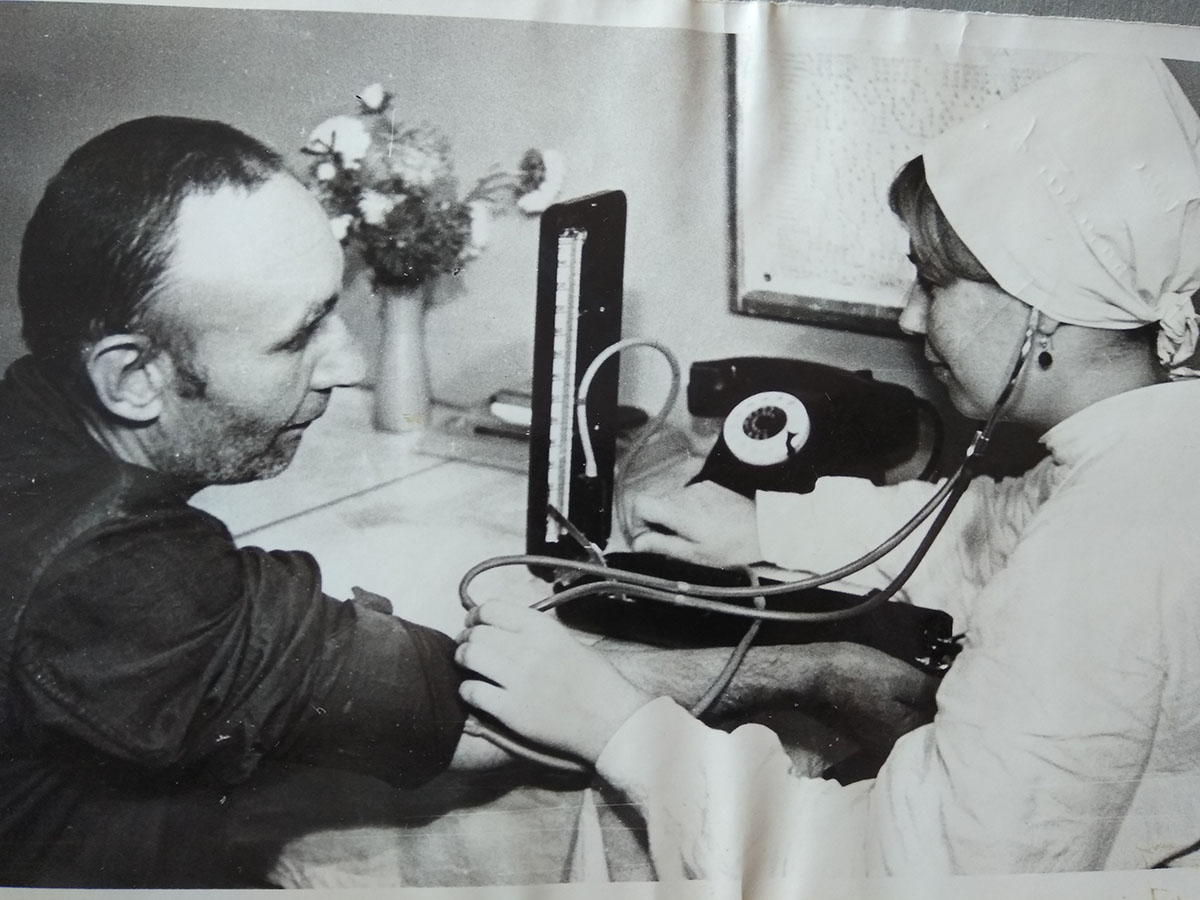 Медсестра Боровец С.А. измеряет давление пациенту, 1966 год