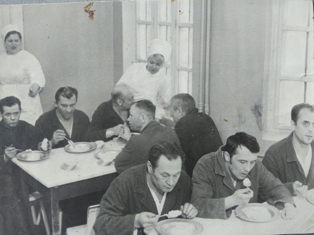 Санитарка Шилак В.В., медсестра Терлюкевич А.П. (слева направо) с пациентами во время обеда