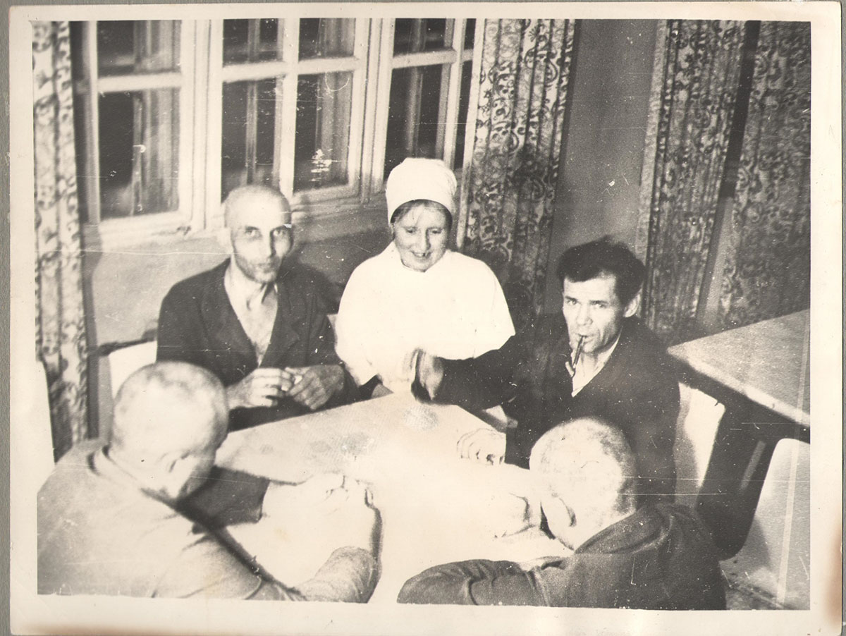 На досуге - в центре санитарка-буфетчица Велешко Н.К.; справа от нее глухонемой пациент Мурка Михаил Иванович, который в больницу попал после войны в 19 лет и прожил здесь всю оставшуюся жизнь