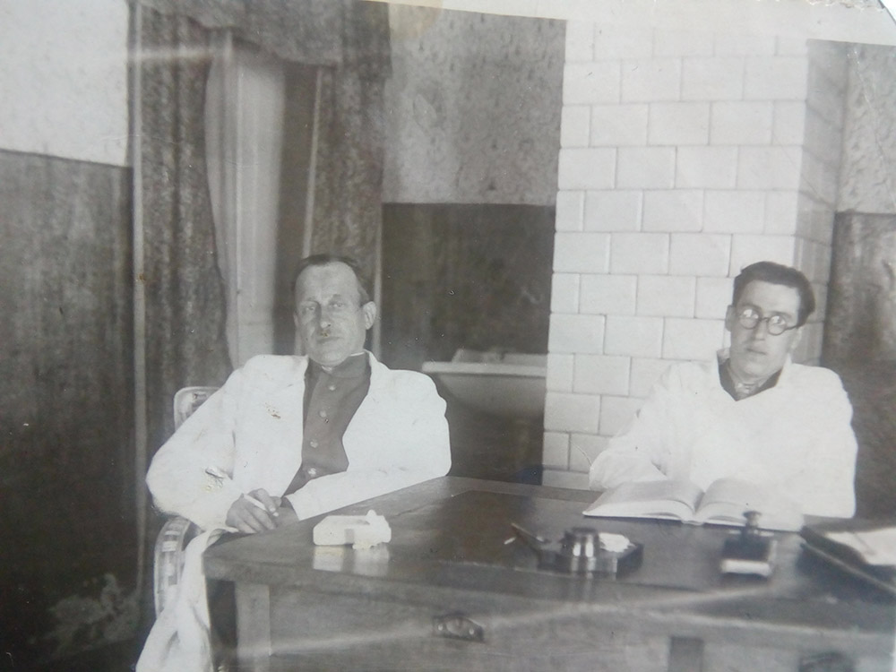  	Главный врач Курочкин И.А. и врач Александров Д.В. (впоследствии зав. отделением) 1952 год.