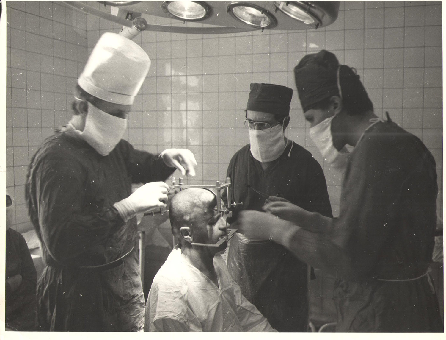 Нейрохирургическая операция с использованием стереотаксического аппарата (слева направо:  нейрохирург Бойко В.Е., зав. отделением Масальский Г.В., нейрохирург Сакович И.И.)