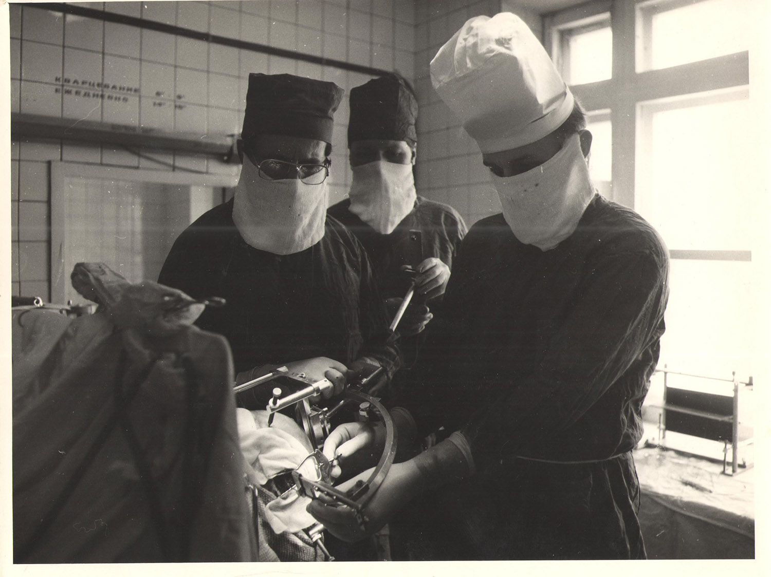 Нейрохирургическая операция (слева направо: зав. отделением Масальский Г.В., нейрохирург Сакович И.И., нейрохирург Бойко В.Е.)