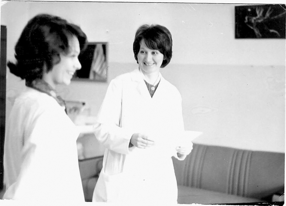 Апрель 1977 года (справа – врач-психиатр отделения Власова Нина Николаевна, слева – м/с 15 отделения Соваськова Любовь Аркадьевна)