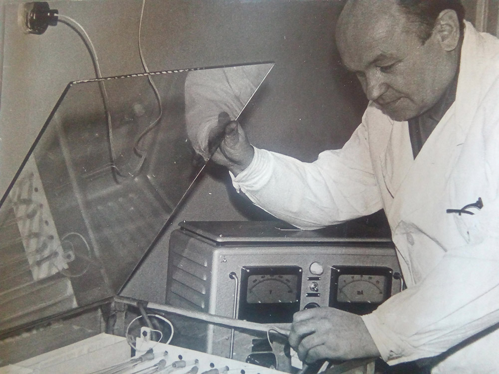 Лаборант Павлов Василий Павлович проверяет лабораторное оборудование