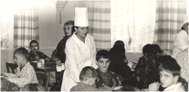 ДЕТСКОЕ ОТДЕЛЕНИЕ, 1980-е ГОДЫ.   М/с Мейшутович Раиса Васильевна с детьми во время обеда
