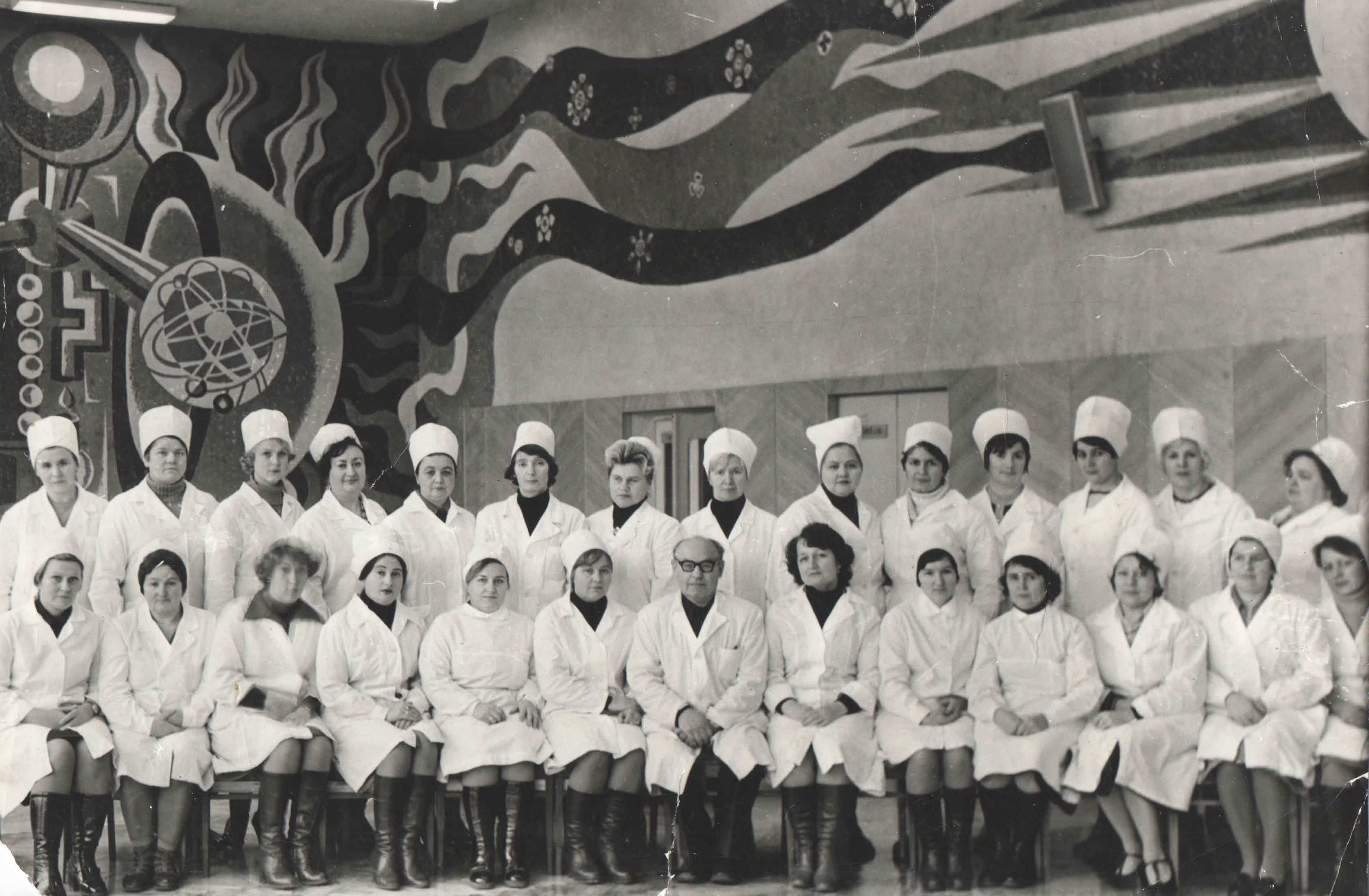  	Старшие медицинские сестры, 1994 год (6-я справа – Карпенко Эльвира Иосифовна, главная медсестра с 1979 по 1998 годы)