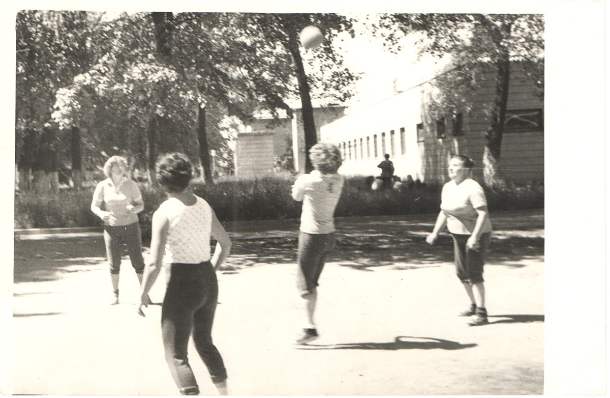 Соревнования по волейболу. Команда лаборатории (справа - Асташевич Г.М., фельдшер-лаборант)
