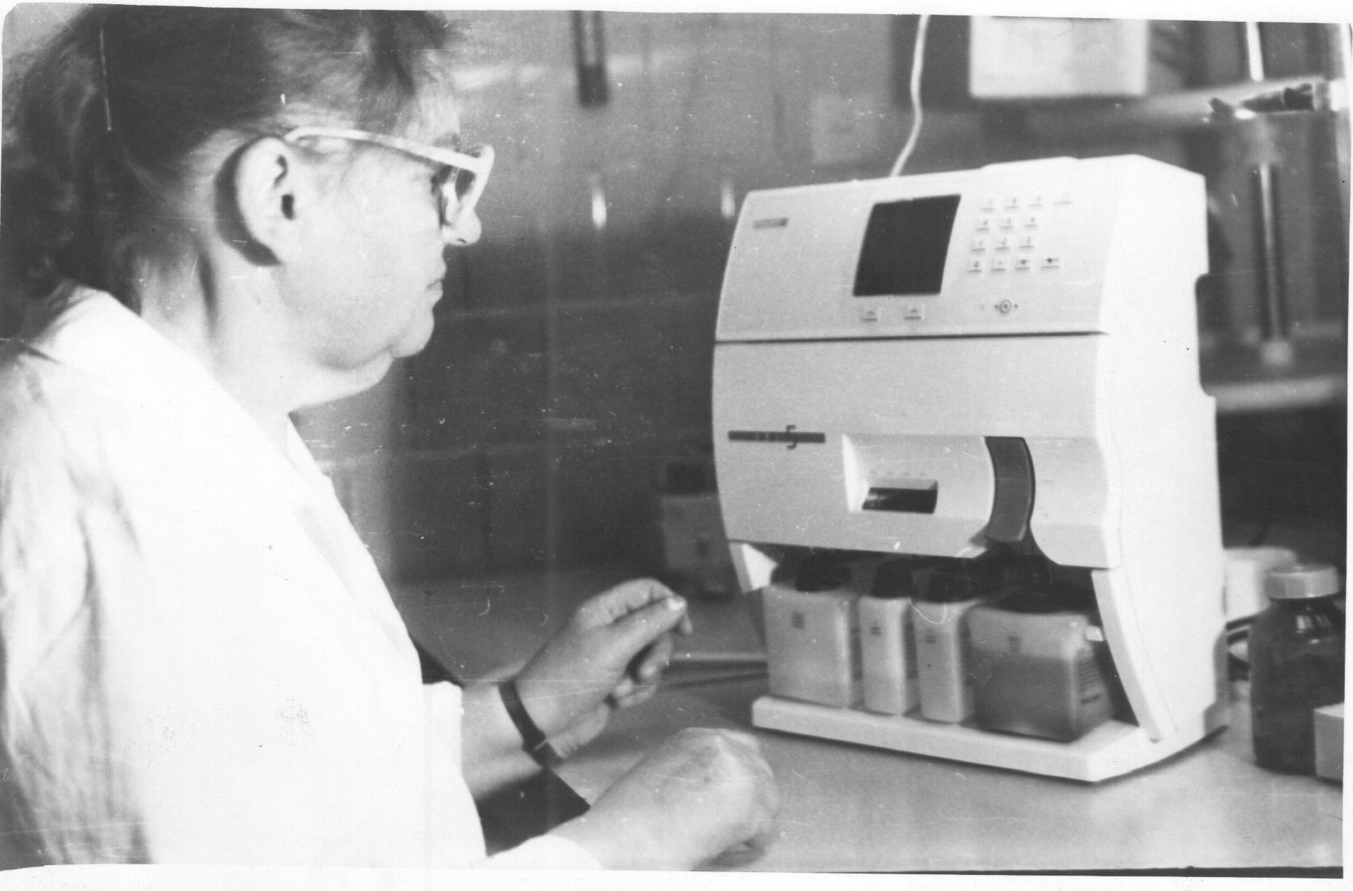 Лаборатория Фельдшер-лаборант Кураш В.М. работает на анализаторе газов крови